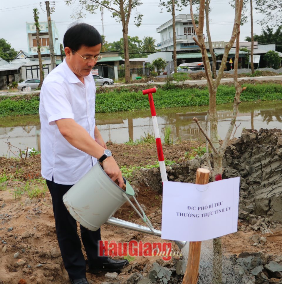 Đồng chí Trần Văn Huyến, Phó Bí thư Thường trực Tỉnh ủy, Chủ tịch HĐND tỉnh, trồng cây tại lễ phát động.